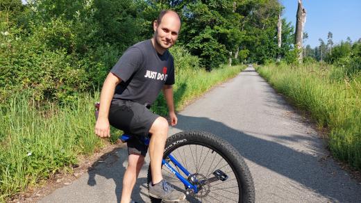 Miroslav Nevrkla nasedá na jednokolku