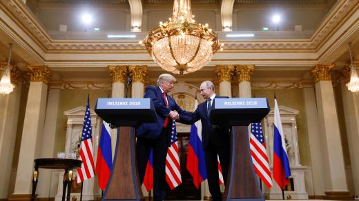 Americký prezident Donald Trump a jeho ruský protějšek Vladimir Putin na tiskové konferenci na summitu v Helsinkách