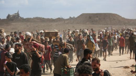Palestinci si odnášejí zásoby z humanitární pomoci od organizace Gaza Humanitarian Foundation podporované USA ve středním Pásmu Gazy (31. července 2025)