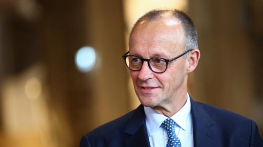 Německý kancléř Friedrich Merz přijíždí na návštěvu do železárny Voelklinger Huette ve Voelklingenu, která je zapsána na seznamu světového dědictví UNESCO, 1. srpna 2025