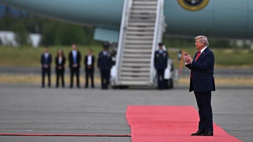 Donald Trump tleská přicházejícímu Putinovi