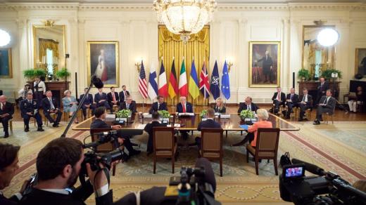 Volodymyr Zelenskyj, šéf NATO Mark Rutte a evropští lídři na summitu v Bílém domě