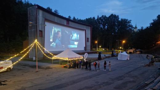 Promítání filmu v amfiteátru v Jihlavě