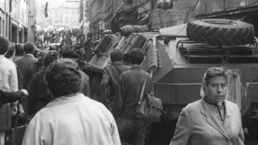 Sovětský obrněný transportér v Pražské ulici v Příbrami v srpnu 1968