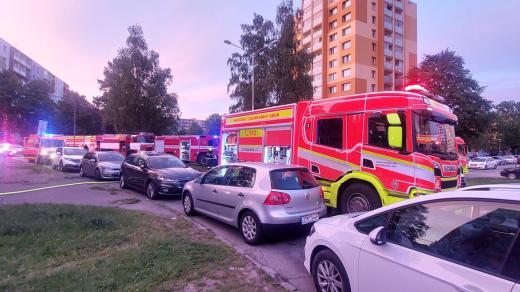 Hasiči u požáru v Podroužkově ulici v Ostravě-Porubě
