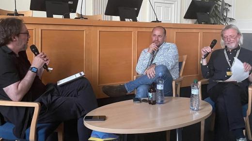 David Pomahač hovoří na festivalu Slunovrat s  novinářem a bývalým disidentem Ivo Mludkem a ředitelem festivalu Vaškem Müllerem