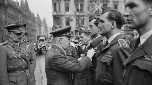 Českoslovenští letci z Anglie 21. srpna 1945 na Staroměstském náměstí v Praze