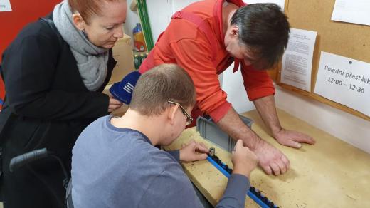 Díky projektu českobudějovické Arpidy Spolu do života chodí lidé s postižením vypomáhat do firem a organizací. Cílem je jejich začlenění do normálního života
