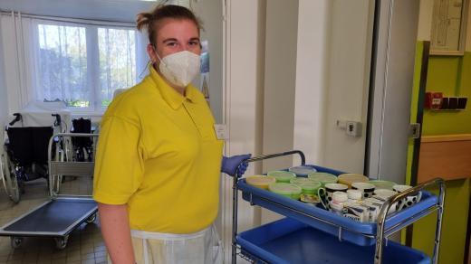 Eliška, studentka oboru pečovatel na středním odborném učilišti v Lišově během praktické závěrečné zkoušky v domově seniorů