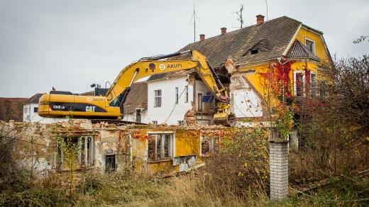 Bývalý dvůr Švamberk u Ševětína šel v roce 2019 k zemi kvůli plánované výstavbě skladovacích a výrobních hal