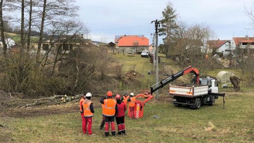 Energetici opravují elektrické vedení poškozené silným větrem v Holubově na Českokrumlovsku