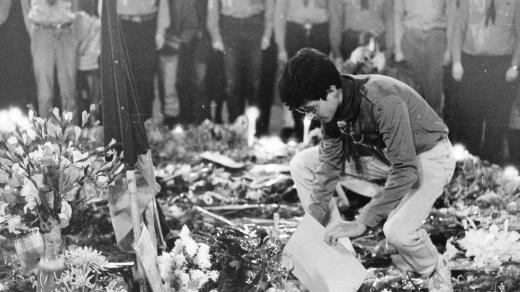 Petr Maišaidr u pomníku Jana Palacha v roce 1991