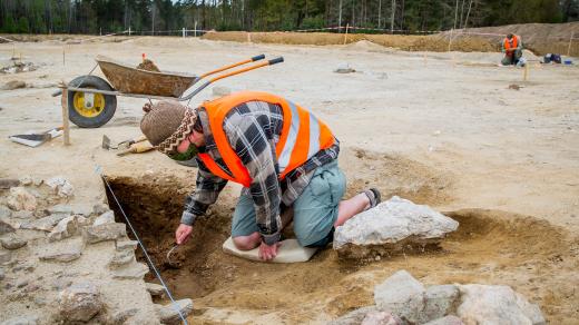 Archeolog Jiří Bumerl zkoumá pravěké pohřebiště objevené při stavbě železnice u Doubí na Táborsku