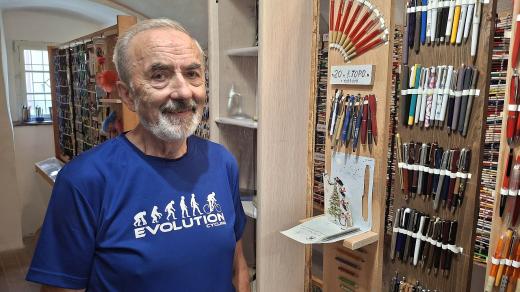 Stanislav Trnka s vystavenými propiskami v Rožmberku nad Vltavou