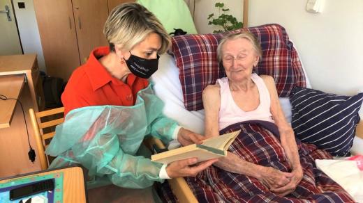 Klientka písecké Domovinky Věra Škardová poslouchá povídku, kterou jí čte pracovnice městské knihovny Štěpánka Činátlová