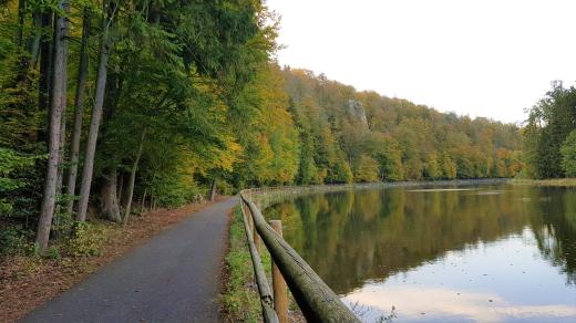 Cyklostezka Hluboká nad Vltavou - Purkarec, řeka Vltava, podzim, dovolená, příroda, cesta, ilustrační foto