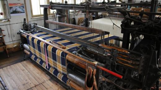 Klapání tkalcovských stavů zní rodinnou dílnou ve Strmilově už od roku 1870