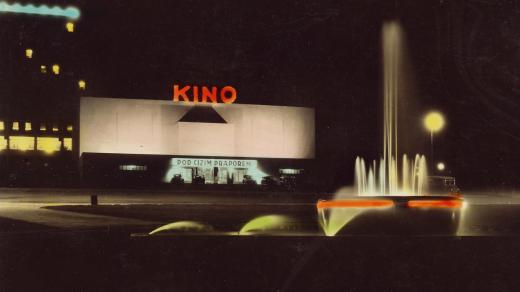 Večerní pohled na Velké kino a světelnou fontánu na náměstí Práce ve Zlíně, 1938