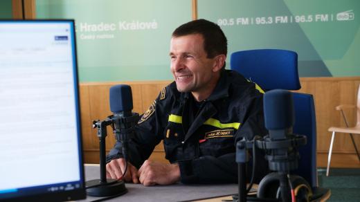 Dušan Jičínský ve studiu Českého rozhlasu Hradec Králové