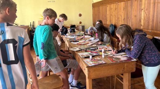 Ne každá rodina má peníze, aby dětem zaplatit letní tábor. Právě těm pomáhá vrchlabská Diakonie