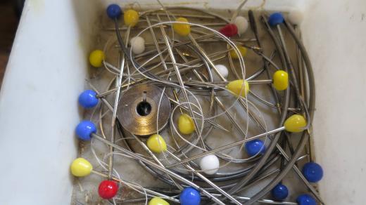 Tisíce jehel a špendlíků - nezbytná součást práce čalouníka