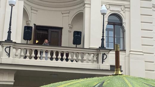 Divadlo Oskara Nedbala v Táboře zahájilo cyklus živých koncertů z balkonu. Jako první vystoupila mezzosopranistka Karolína Berková za doprovodu klavíristy Karla Juráně