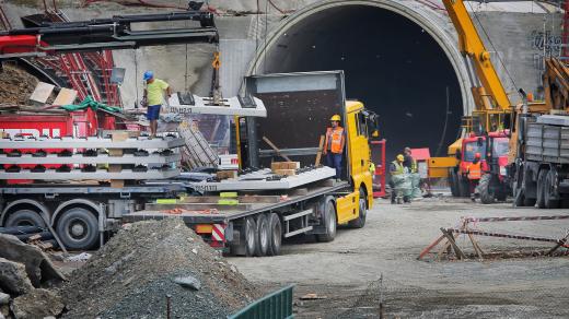 Stavba železničního koridoru, tunel Ejpovice na Plzeňsku, modernizace, stavaři, dělníci