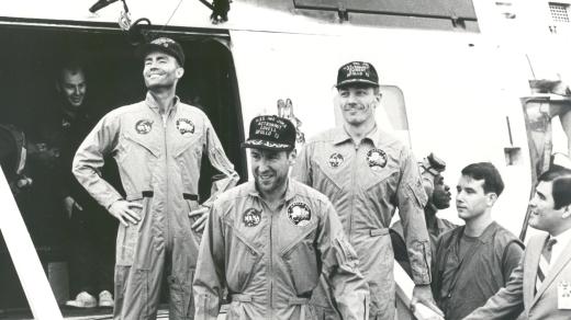 Posádka Apolla 13 po návratu na Zemi, zleva Fred Haise, Jim Lovell a John Swigert