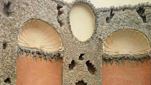 Obnovená grotta, umělá jeskyně, v arkádách zámku v Jindřichově Hradci