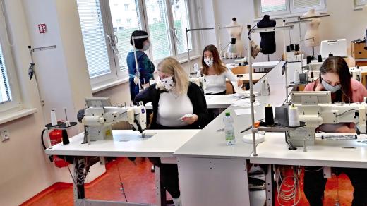 Ušít jednu roušku trvá děvčatům asi půl hodiny. „Ze školy putují roušky na krajský úřad, který je dál distribuuje,“ doplnila ředitelka Integrované střední školy živnostenské v Plzni Soňa Pokrupová