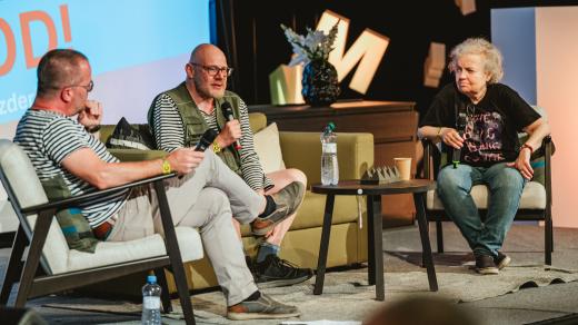 Ondřej Soukup, Josef Pazderka a Dana Drábová na živém natáčení podcastu Na Východ! na festivalu Colours of Ostrava 2025