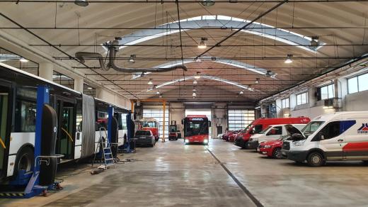 Autobusy Dopravního podniku města České Budějovice při předvánoční přípravě