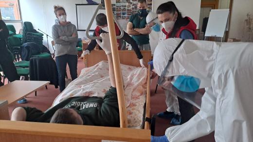 Český červený kříž ve svém kurzu učí dobrovolníky postarat se o nemocné