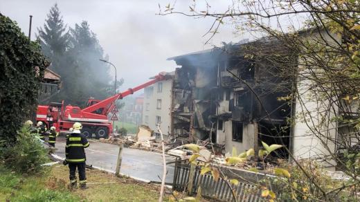 Hasiči za pomoci těžké techniky bourají shořelý bytový dům v Lenoře na Prachaticku