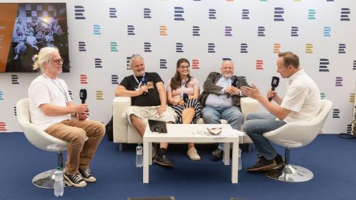 Debata o Rádiu Mama na Letní filmové škole v Uherském Hradišti: zleva Stanislav Vintr, Dušan Všelicha, Petra Tanclová, Libor Vacek a David Hertl