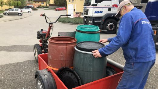 Lidé si v Lysicích pro vodu přijeli i sami se sudy nebo IBC kontejnery