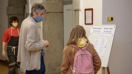 Studenti mají oddělené šatny, aby se co nejvíc zabránilo jejich shlukování