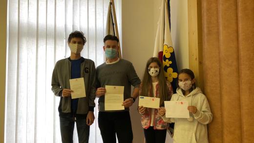 Studenti s dopisem z Velké Británie