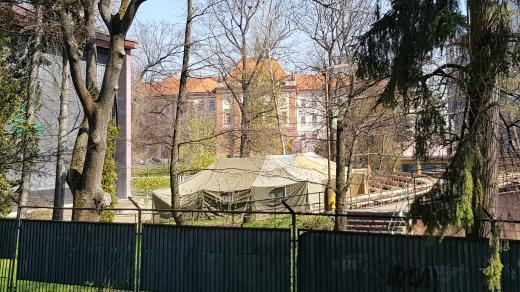 Stany v areálu letního kina v Českých Budějovicích poslouží jako denní centrum pro lidi bez domova v případě, že se mezi nimi objeví nákaza koronavirem