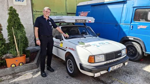 Ivan Monev se svým vozem Škoda Rapid 136 z roku 1989. Společně projeli šest kontinentů