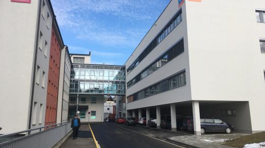 Nemocnice v Českém Krumlově otevírá nový pavilon, kde bude porodnice, gynekologie, dětské oddělení i urologická a onkologická ambulance