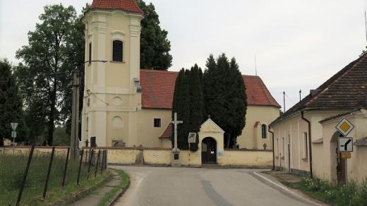 Dolní Slověnice u Lišova na Českobudějovicku, kostel svatých Mikuláše a Linharta a vpravo fara