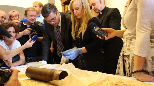 Zástupci českobudějovického biskupství vyjmuli schránku se starými dokumenty z makovice klášterní věže na Piaristickém náměstí. Dostali se k ní po více než 80 letech při opravách kláštera