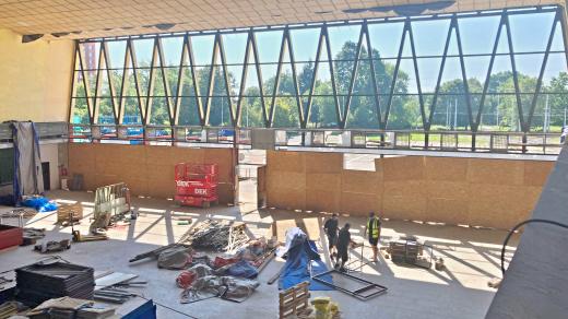 Z výpravní budovy vítkovického nádraží zmizely všechny skleněné výplně