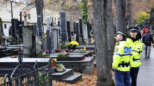 Hřbitovy na Dušičky hlídá více policistů