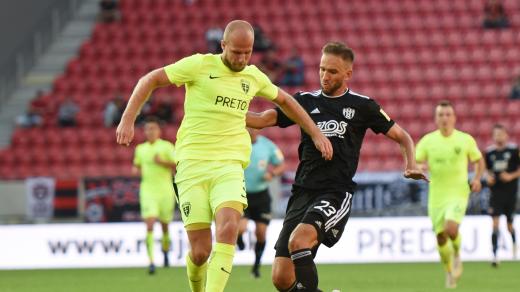 Slovenský fotbalista Marek Kralik (v popředí) v dresu MŠK Žilina