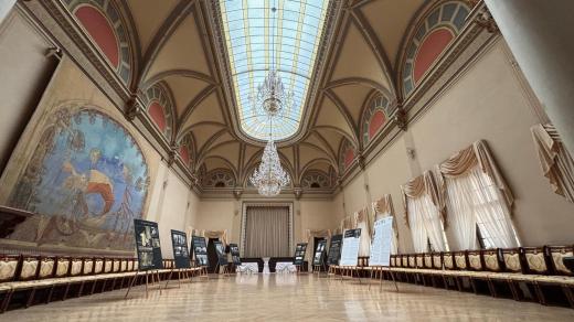 Alfons Mucha si na zámku pronajal velký sál s prosklenou střechou, kde namaloval slavný cyklus Slovanská epopej