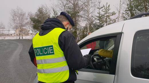 Policejní kontrola na hranici okresů