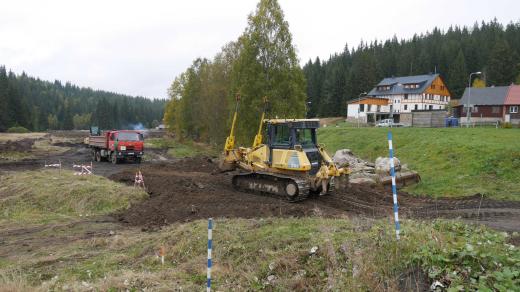Na šumavské Modravě teď panuje čilý stavební ruch. Hned při vjezdu od Srní buduje obec nové záchytné parkoviště. Má ulevit od odstavených aut v centru, ze kterého by se tak měla stát klidnější zóna