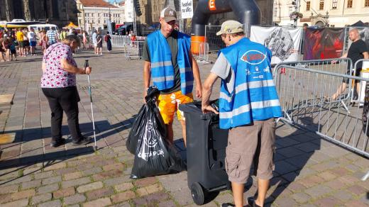 Lidé bez domova pomáhají s úklidem během Festivalu na ulici
